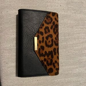 Women’s touch screen purse